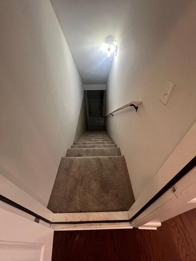 Building Photo - Beautiful 4-Bedroom Home with Gourmet Kitchen and Spacious Master Suite in Swim/Tennis Community