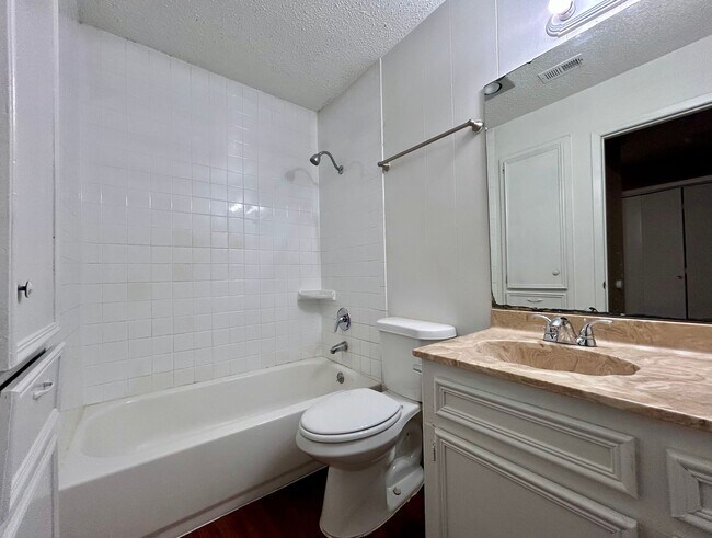 Building Photo - 1504 No Mor Cove