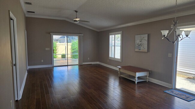Building Photo - 2 bedroom 2 bath located in Ashleigh Villas