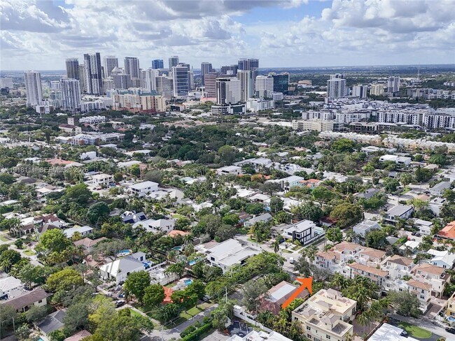 Building Photo - 601 NE 11th Ave