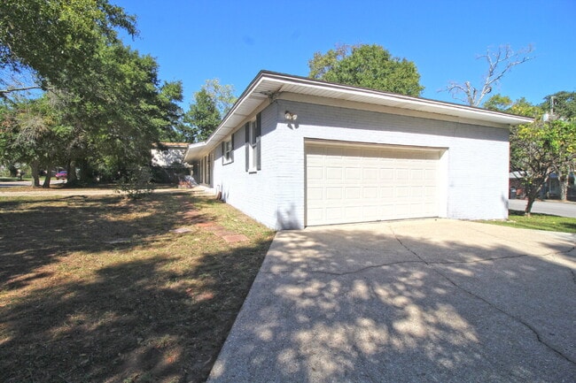 Building Photo - Northeast Pensacola Home- Entertainers Dre...