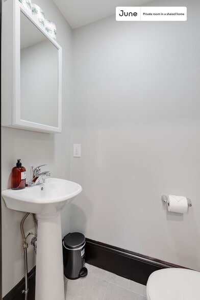 Building Photo - Room in Shared 4 bed/1.5 bath home in South Boston