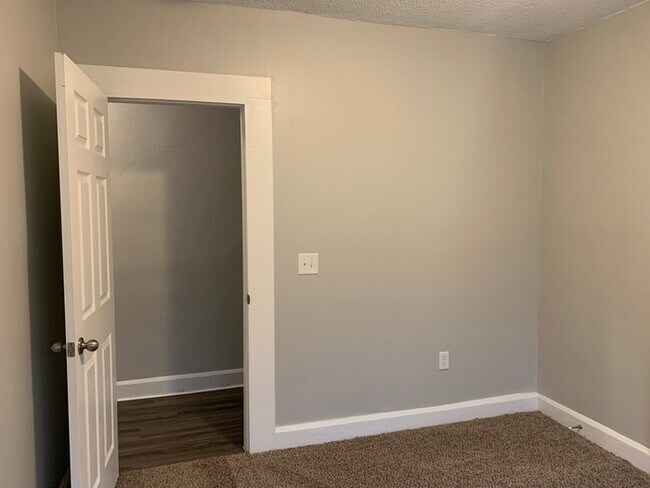 Building Photo - Nice Duplex off 38th & Carrollton