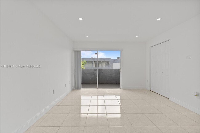 Building Photo - 9373 Fontainebleau Blvd