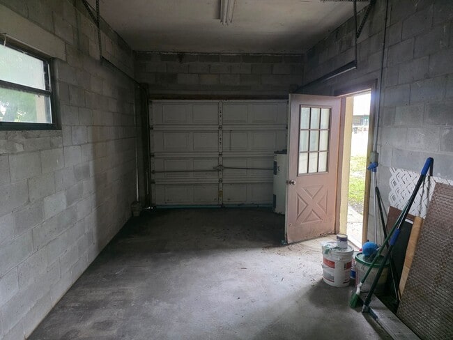 Building Photo - 660 SW Cardinal Dr