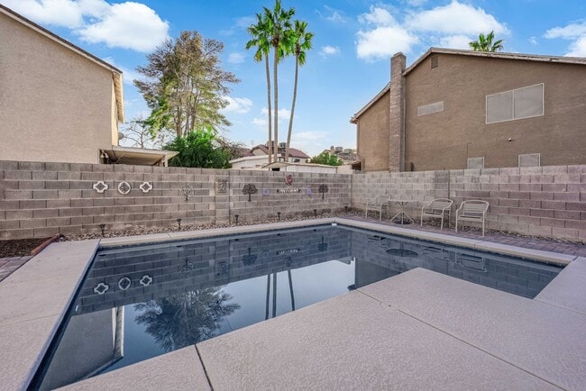 Building Photo - Beautiful 4 bed/ 3 bath POOL Home For Rent