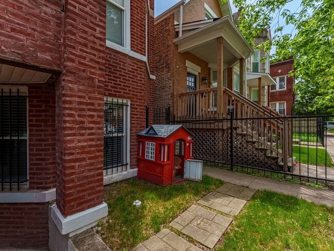 Building Photo - 555 N Lawler Ave