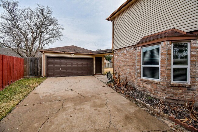 Building Photo - 15502 Rio Plaza Dr