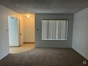 Building Photo - Available NOW! Cute Duplex in North Highla...