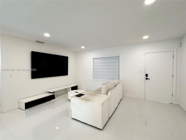 Building Photo - 937 SW 18th Ct