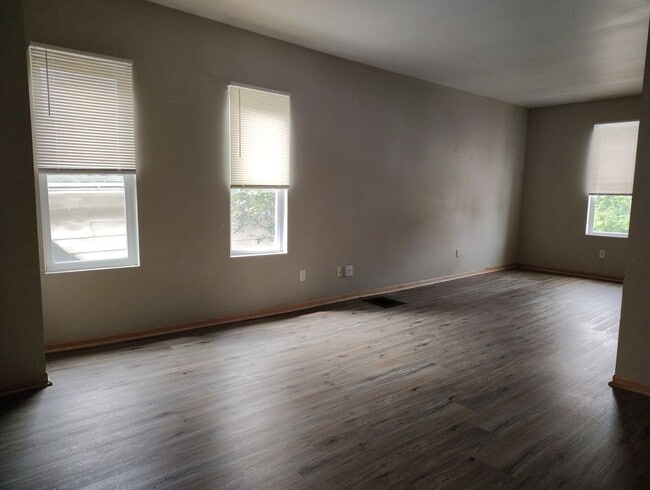 Building Photo - 2425 W Greenfield Ave