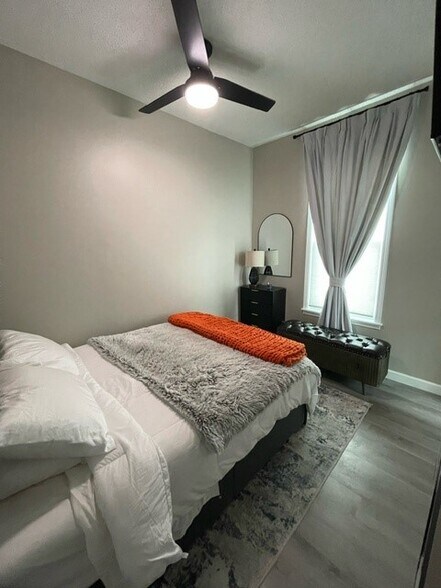 Building Photo - 2000 Walker Ave