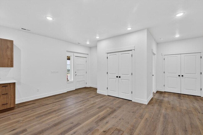 Building Photo - L199ER