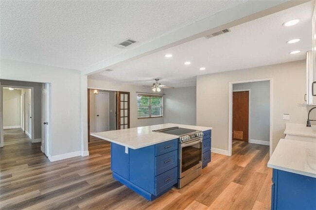 Building Photo - 725 Laurel Way
