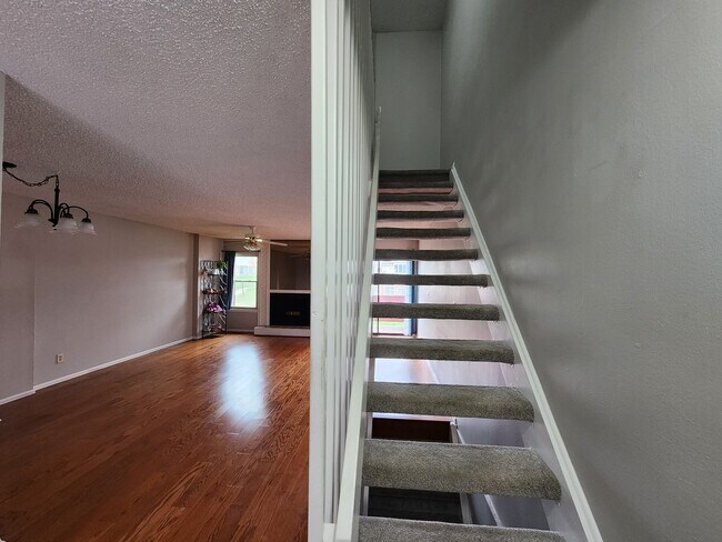 Building Photo - 2 bedroom westside - Rockrimmon