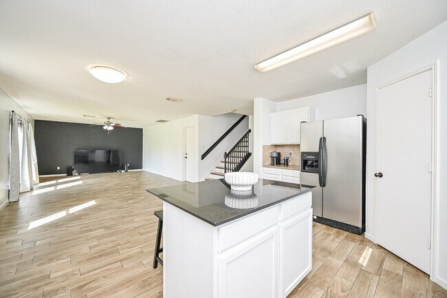 Building Photo - 2534 Halstead Dr