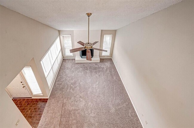 Building Photo - 13922 Hollowgreen Dr