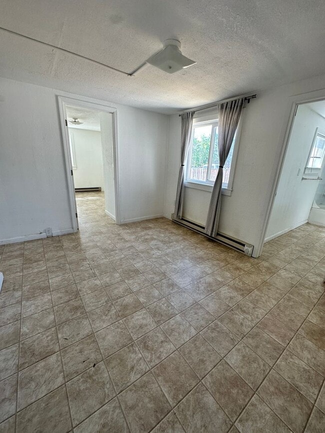 Building Photo - Pet friendly and perfect location