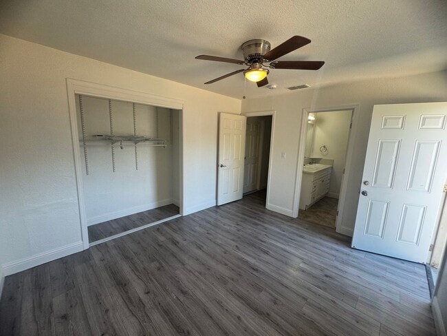Building Photo - 4 Bedroom Home in Sacramento