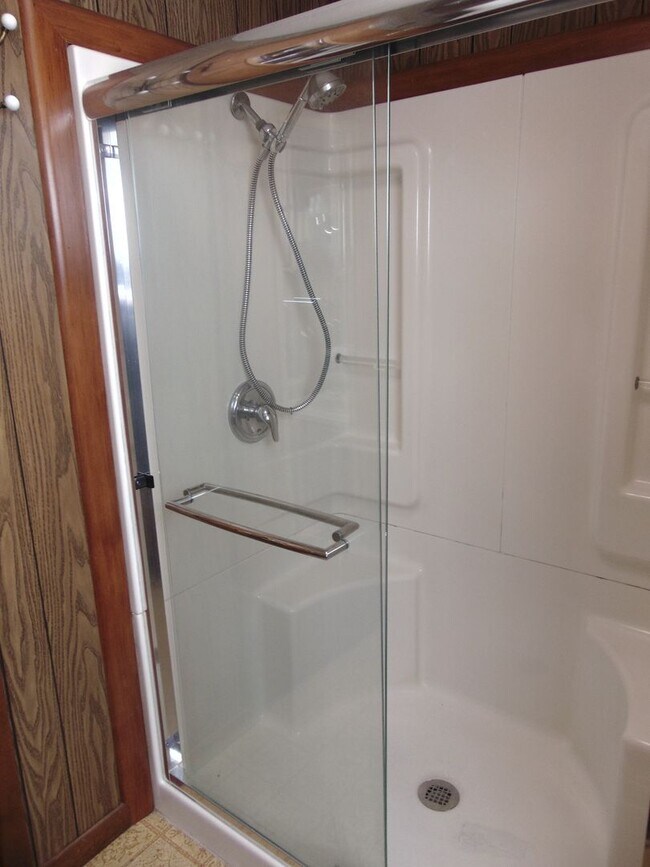 Building Photo - Fayette Family Farm House!