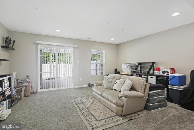 Building Photo - 7425 Willow View Ln