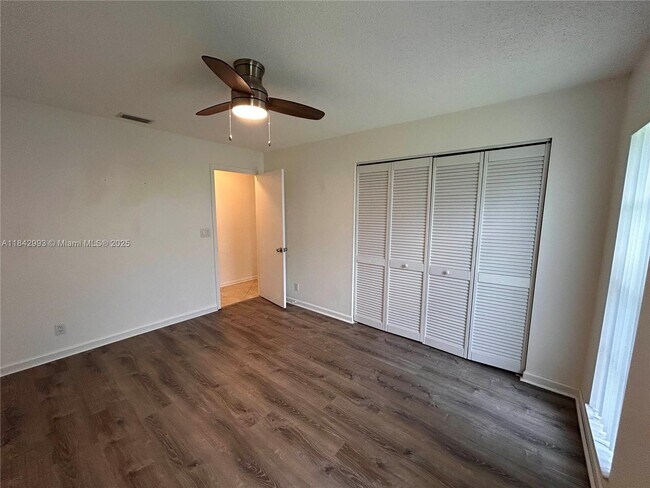 Building Photo - 1048 NW 99th Ave