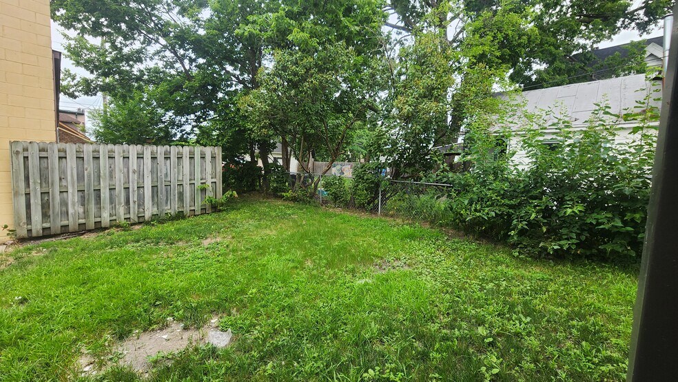 Building Photo - 1303 Avon St