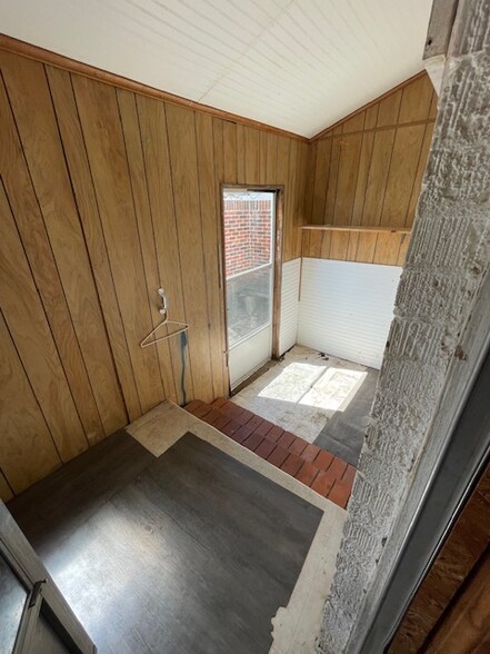 Building Photo - 112 S Standish St