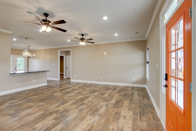 Building Photo - 135 Riverbend Dr