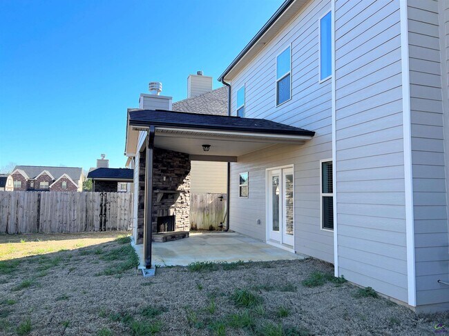 Building Photo - 105 Lacey Oak Ln