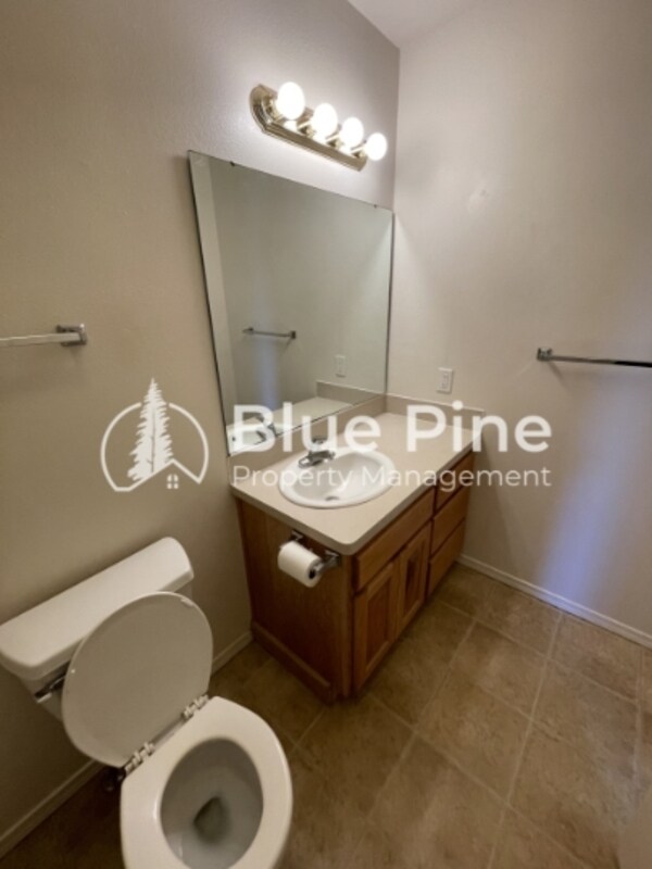 Building Photo - 345 S Byron Ave