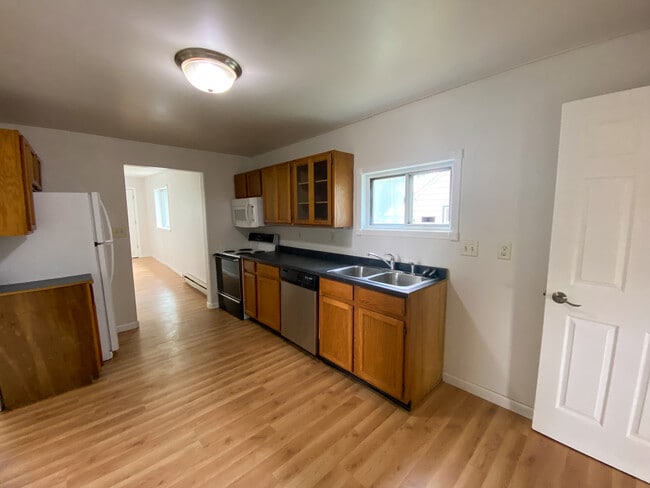 Building Photo - 214 2nd Ave W