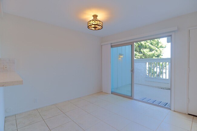 Building Photo - Harborwalk Marina Villa | 3 Bed, 2.5 Bath | Channel Islands Harbor | Beach Close