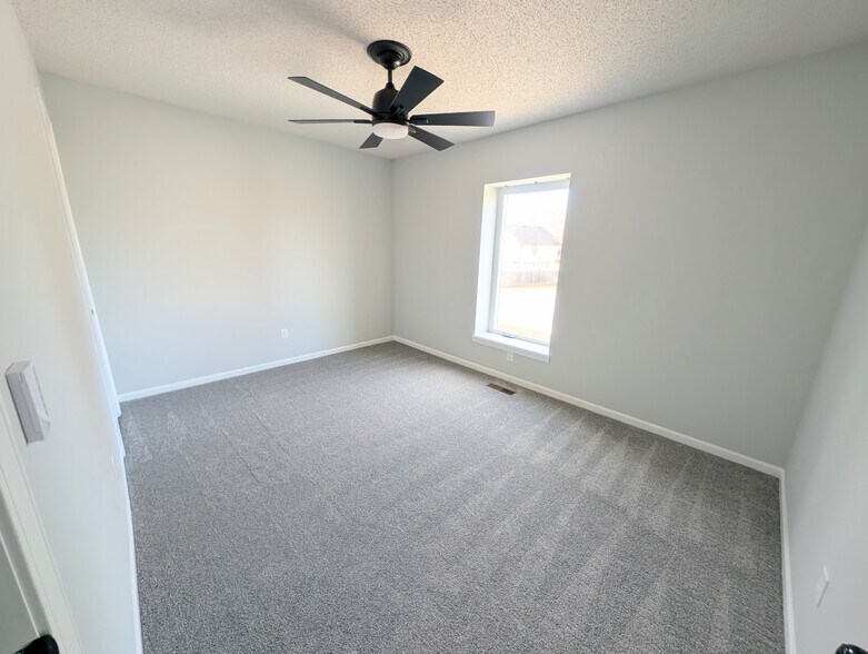 Building Photo - 1637 E Sheridan Bridge Ln