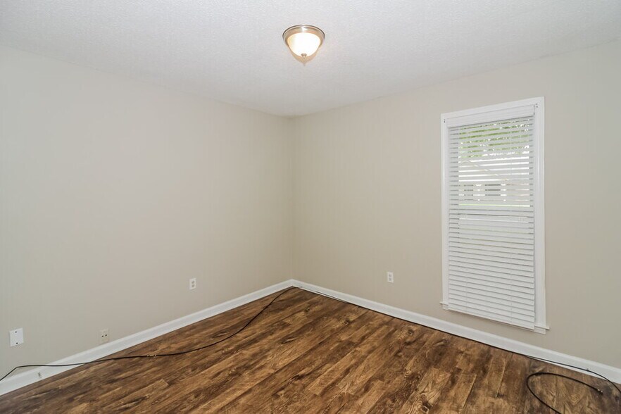Building Photo - 4102 Royalcrest Dr