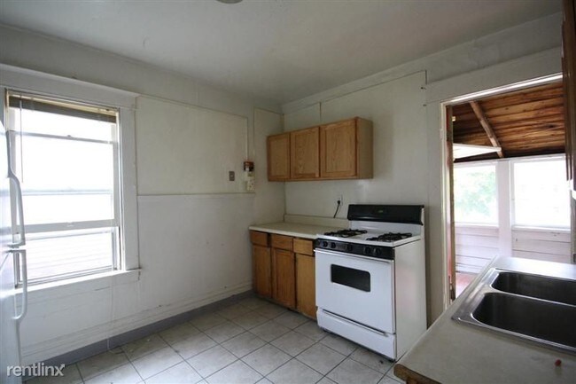 Building Photo - 5 br, 2 bath House - 615 Village St