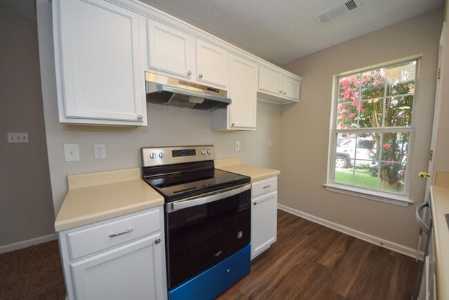 Building Photo - UPDATED and cute 2 bed 2 bath home.