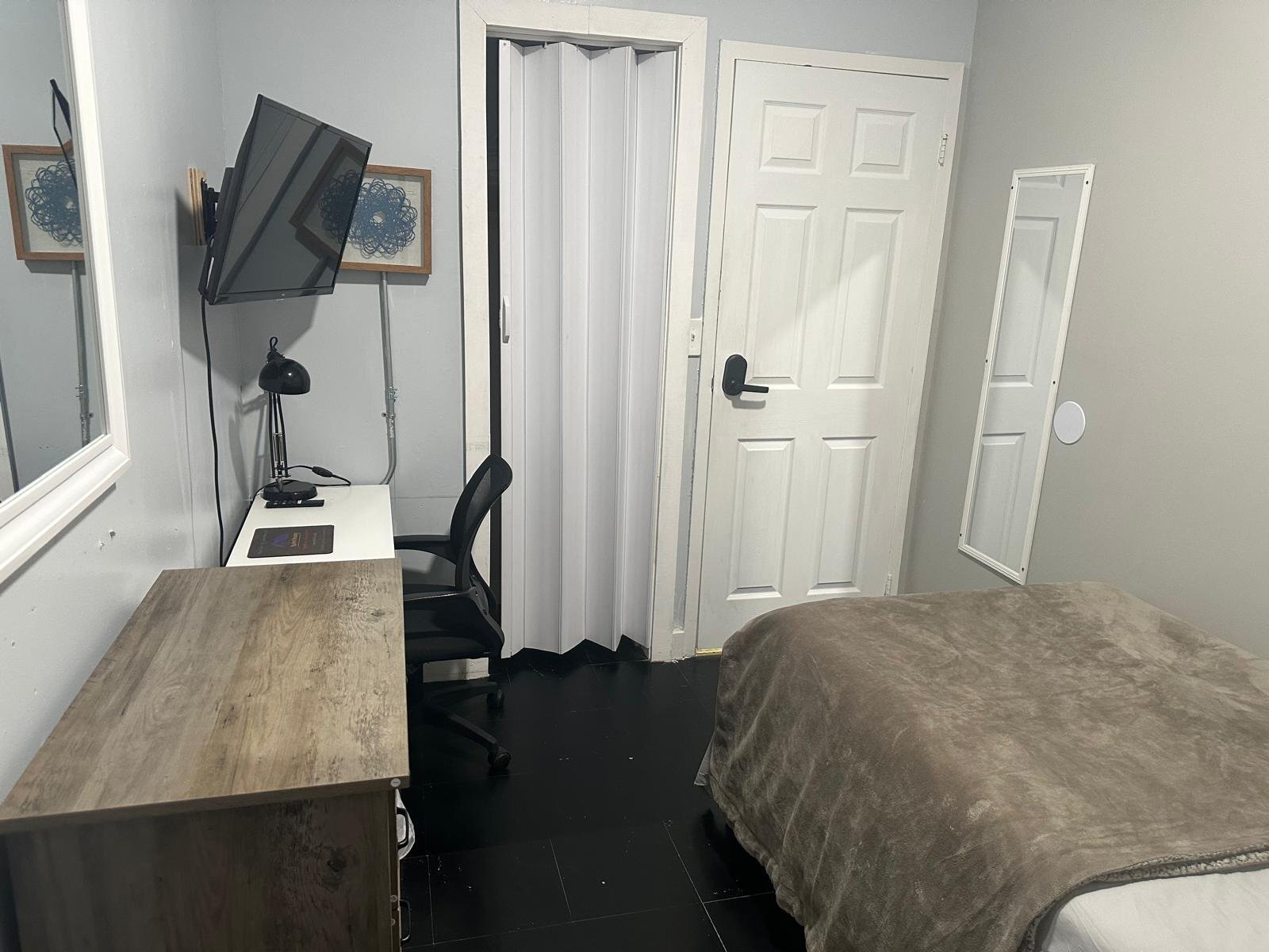 Building Photo - 1200 Woodycrest Ave