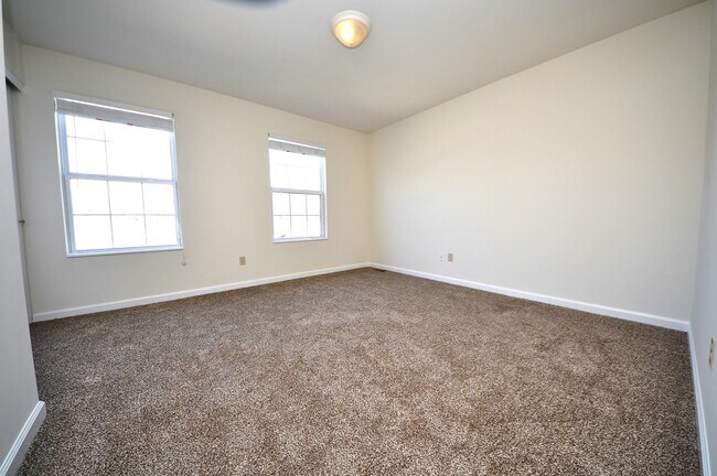 Building Photo - 667 Lakewood Dr