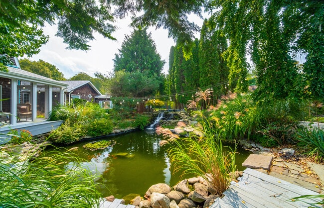 Building Photo - 558 N Roast Meat Hill Rd