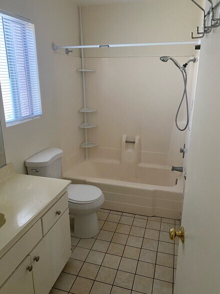 Full Bath - 302 Ranchwood Gln