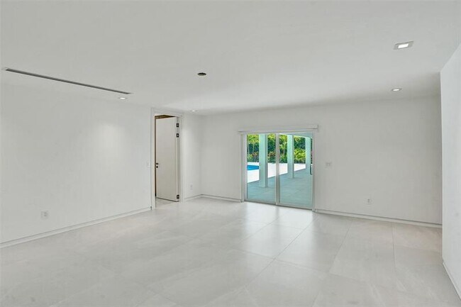 Building Photo - 2800 Banyan Blvd Cir NW