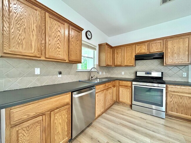 Building Photo - 3/BR 2/BA Bath Home with Fully Equipped Ki...