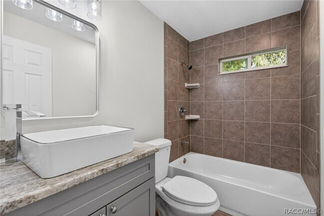 Building Photo - 618 Spruce St