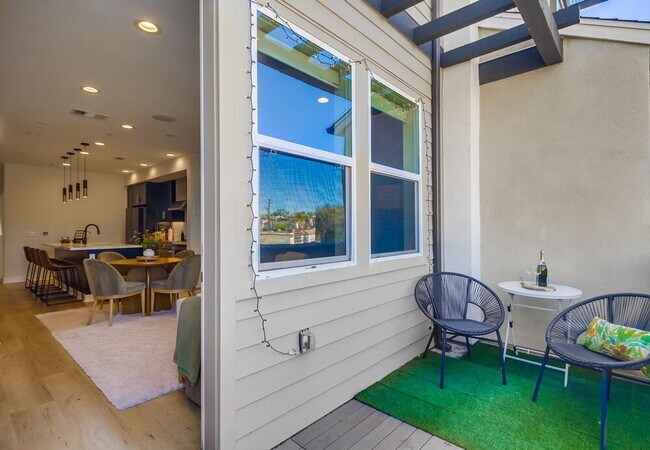 Building Photo - Welcome to your modern La Mesa townhome with solar!