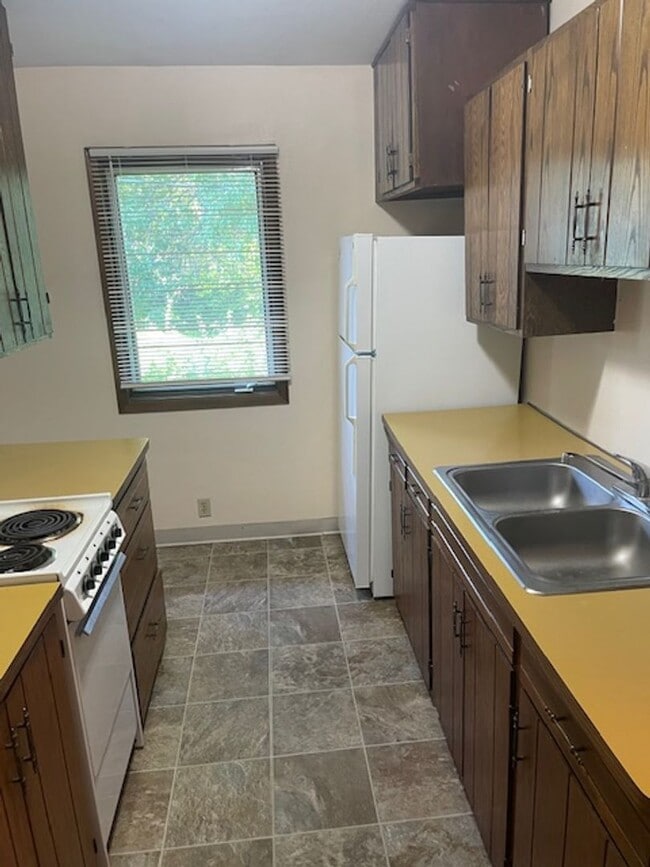 Building Photo - 916 S 6th St