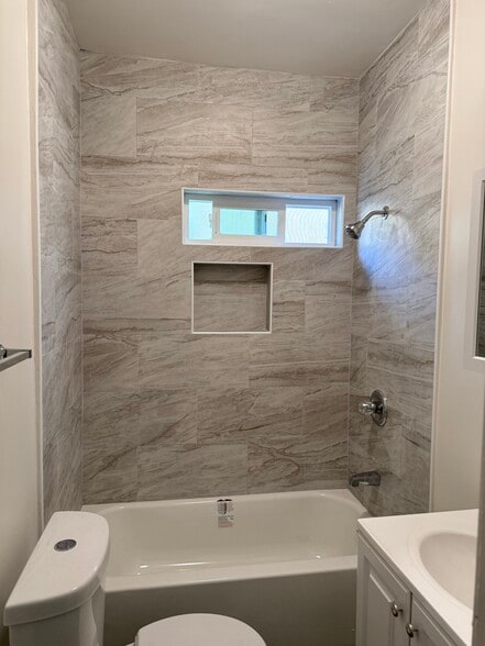 Building Photo - 2815 1/4 S Norton Ave