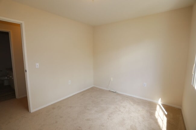 Building Photo - Kapolei - Aeloa Terrace - renovated ground...