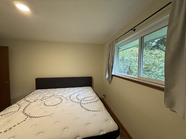 Building Photo - Extremely Spacious 3 bedroom Home Located in Edmonds