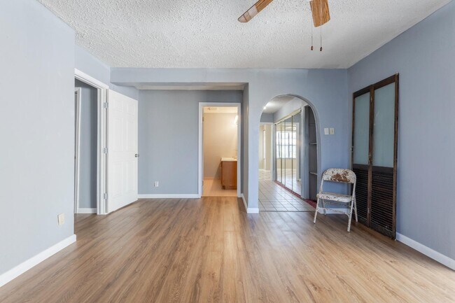 Building Photo - 875 Plainview Dr